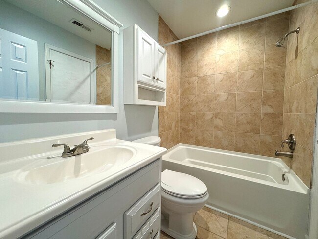 Building Photo - End unit Townhome in the heart of Chesapeake! Available Late July