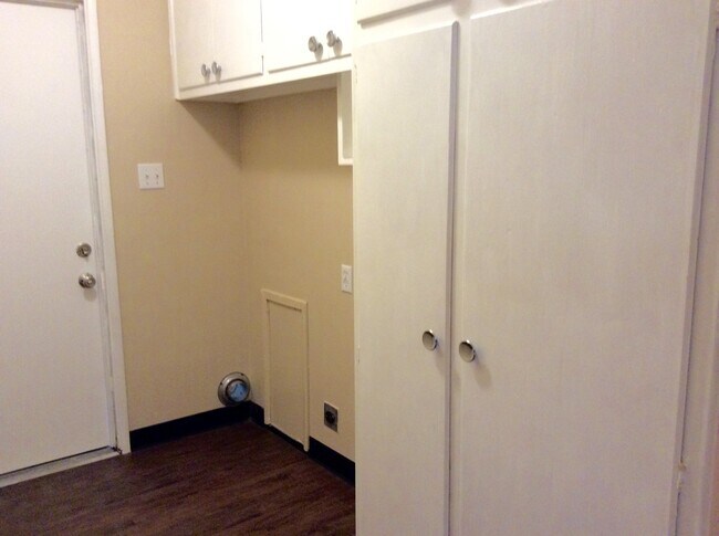 Building Photo - 2923 Peerless Ave