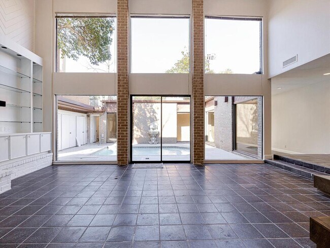 Building Photo - 5600 San Felipe St