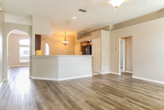 Building Photo - 265 Maplewood Dr