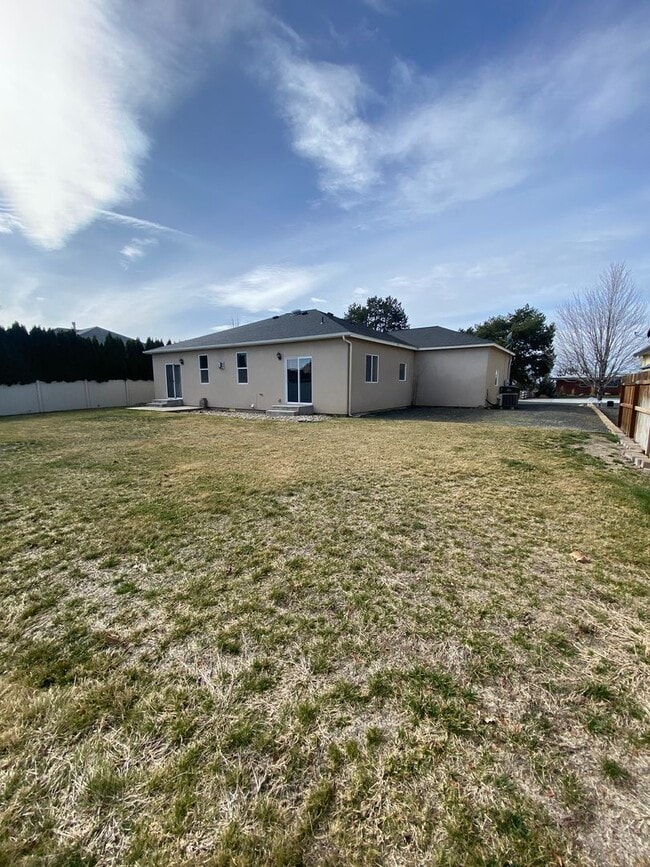 Building Photo - April Rent FREE - Triple Car Garage