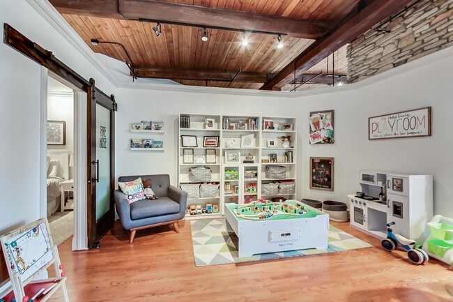 Building Photo - 913 W Van Buren St