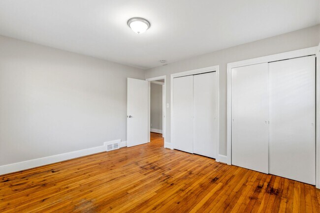 Building Photo - NW - Large Brick Ranch, Updated, Hardwoods, LR, DR, Den, Two Decorative Fire Places, Fenced, Stor...