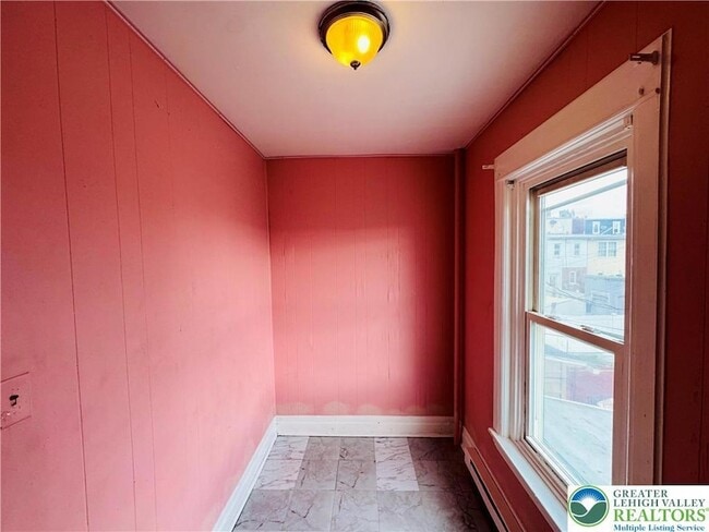 Building Photo - 637 N Penn St