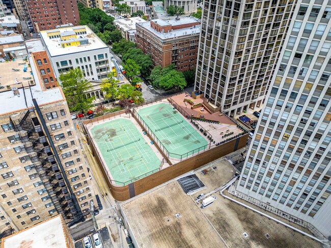 Building Photo - 2650 N Lakeview Ave