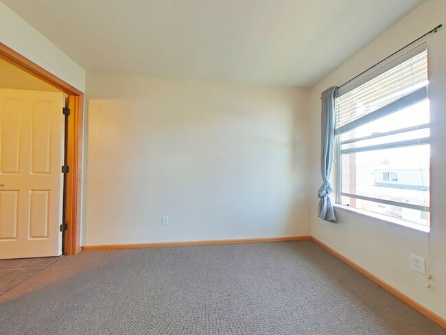 Building Photo - 3 Bedroom Townhouse ~ Close to Campus