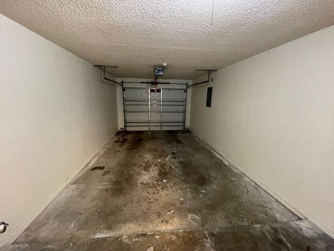 Building Photo - Clayton Duplex
