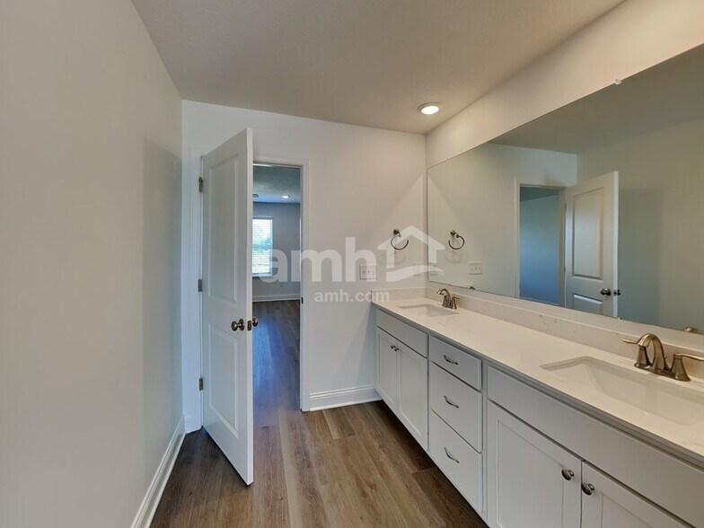 Building Photo - 9172 Henley Ave