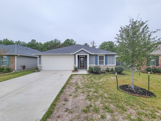 Building Photo - BEAUTIFUL 3 BEDROOM 2 BATH HOME WITH NO BACKYARD NEIGHBORS. TALL TREES AS YOU LOOK FROM THE COVER...