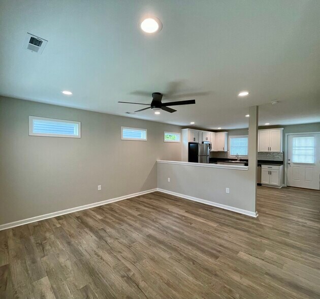 Open, airy floor plan - 2225 Kenwood Blvd SE