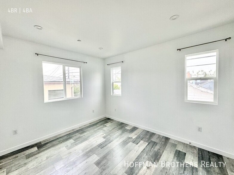 Building Photo - 158 N Mariposa Ave