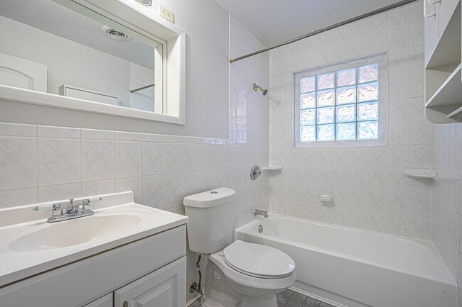 Building Photo - 4 Bedroom 1.5 Bath Home Near I-240 and I-3...