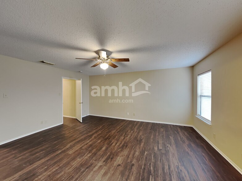 Building Photo - 2231 Creekside Bend