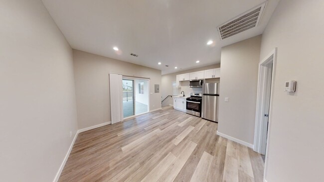 Building Photo - Remodeled 3BD/1BA!! Private Deck