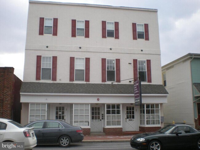 Primary Photo - 20 W Main St