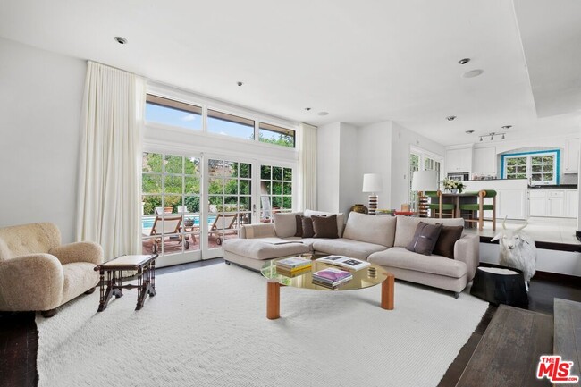 Building Photo - 10216 Cielo Dr