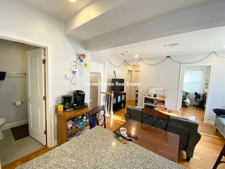 Building Photo - 721 Parker St