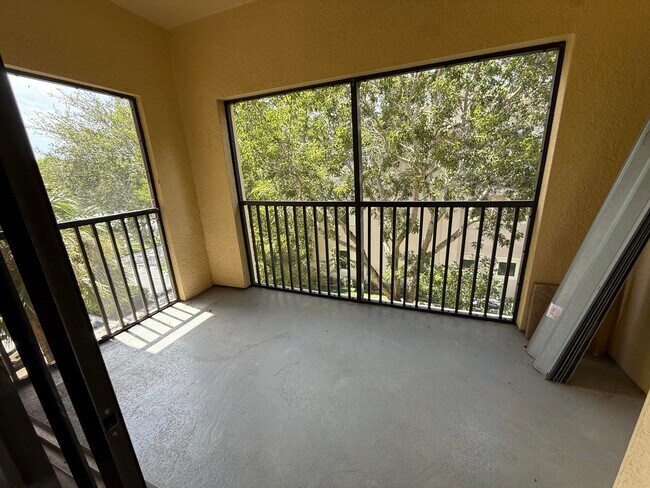 Building Photo - 3020 Alcazar Pl