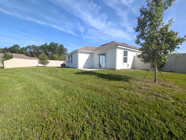 Building Photo - ENTRADA SUBDIVISION - THIS 4/2/3 HOME WITH OVER 2,140 sqft AND FENCED REAR YARD IS NOW AVAILABLE!!
