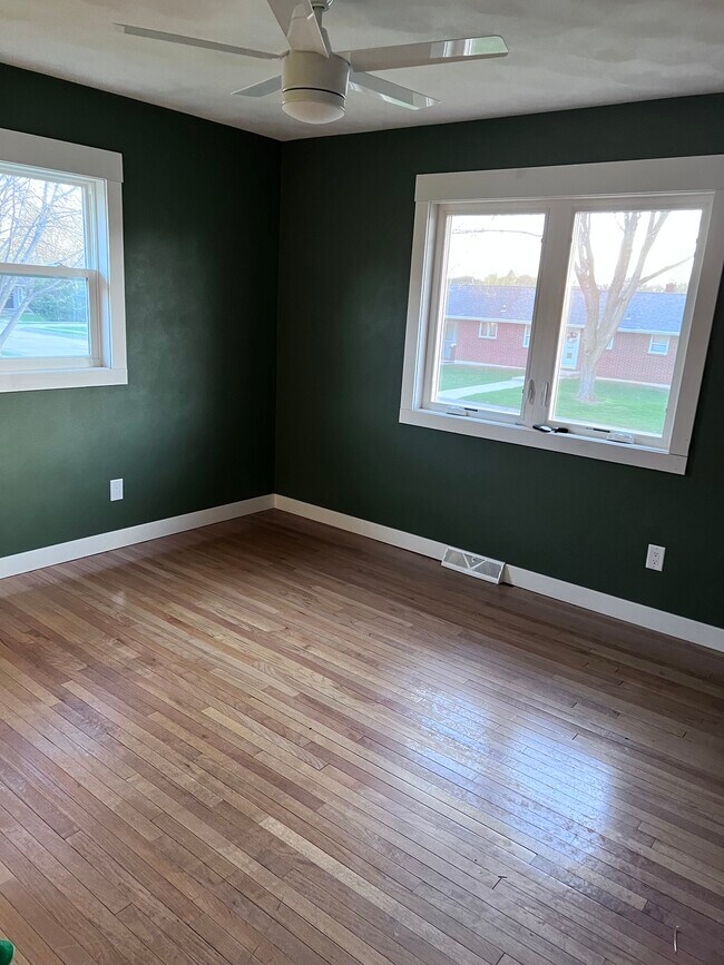 Building Photo - 1694 Earl Dr