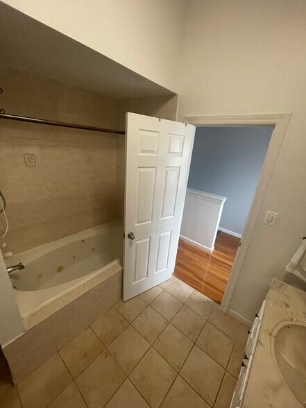 Master Bathroom (3rd floor) #2 - 1507 N Hancock St