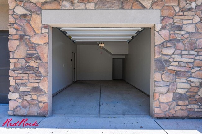 Building Photo - Charming 3 bedroom Townhome. 2 Community Pools!