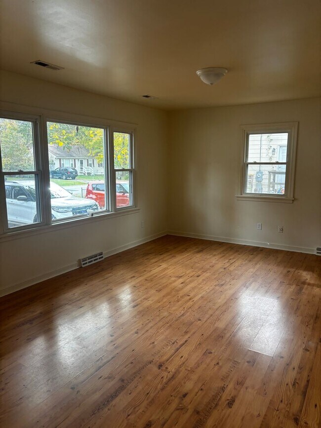 Building Photo - 1042 Barlen Dr