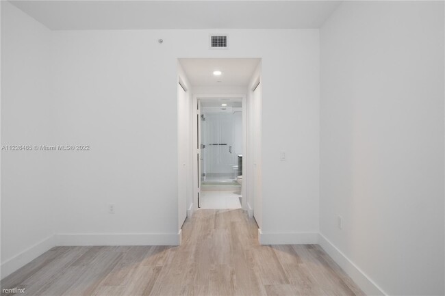 Building Photo - 1 br, 1.5 bath Condo - 121 NE 34th St Midt...