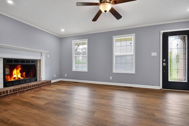 Building Photo - Pet Friendly on Three Acres!