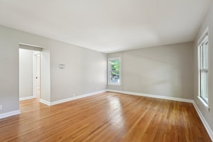 Building Photo - 826 E Henry Clay St