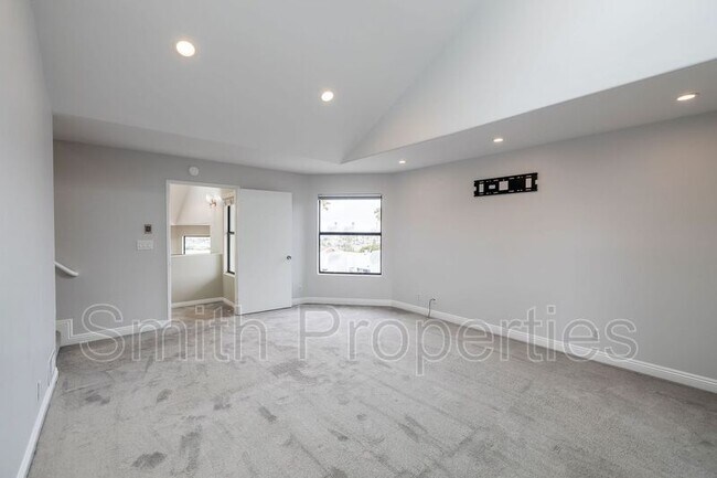 Building Photo - 604 N Irena Ave