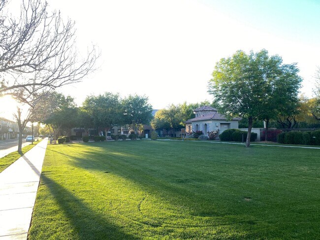 Building Photo - Resort-Style Living in Gilbert – 3 Bed Townhome Near SanTan Village