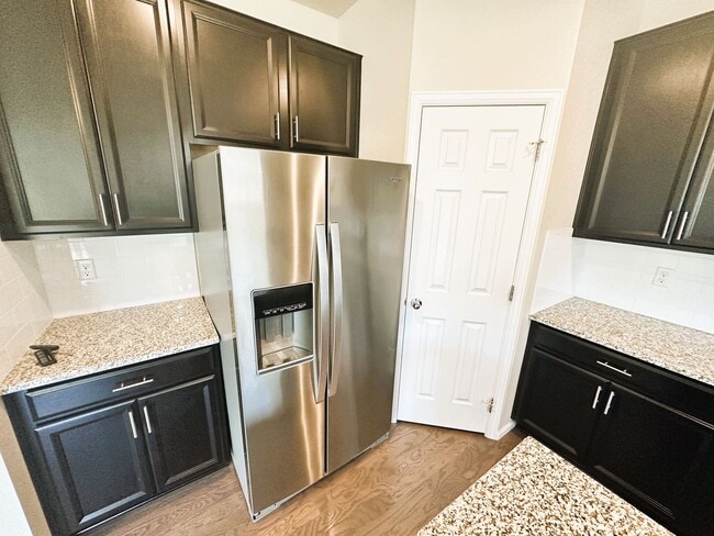 Building Photo - Beautiful 3 Bedroom Home (Available Immedi...