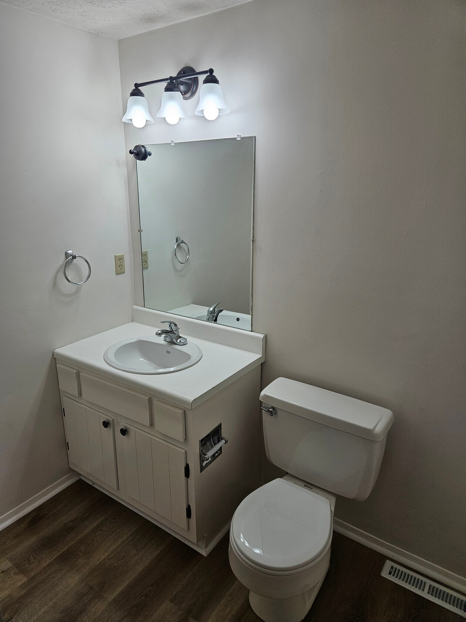Main floor bathroom. - 265 N Ashbrook Cir
