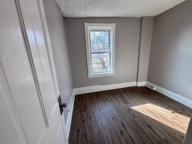 Building Photo - 3 Bedroom Home on Walnut St, Trenton