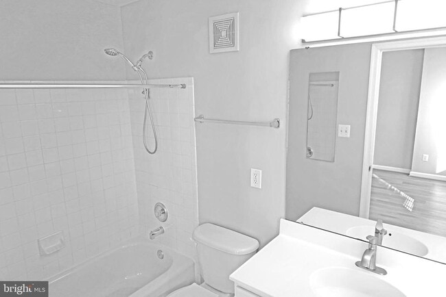Building Photo - 2752 Manhattan Pl