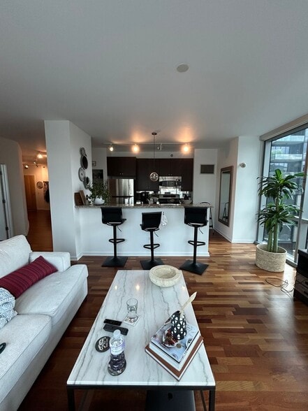 Building Photo - 123 S Green St