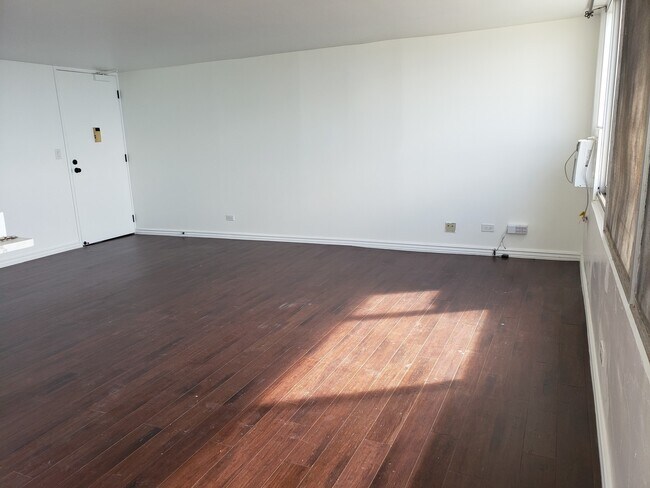 Building Photo - Beautifully Renovated 2 bedroom Penthouse ...