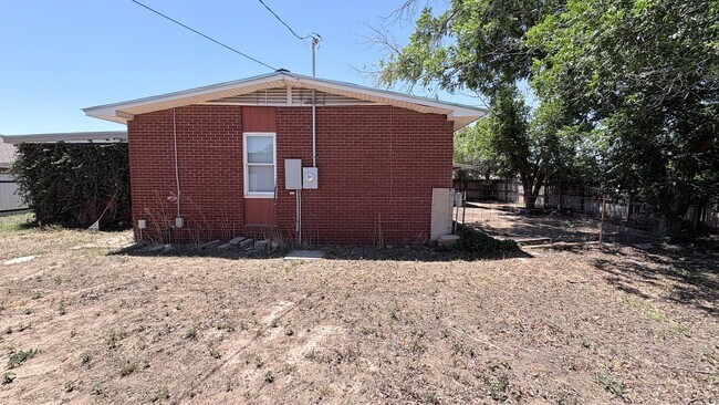 Building Photo - 305 Swinging Spear Rd