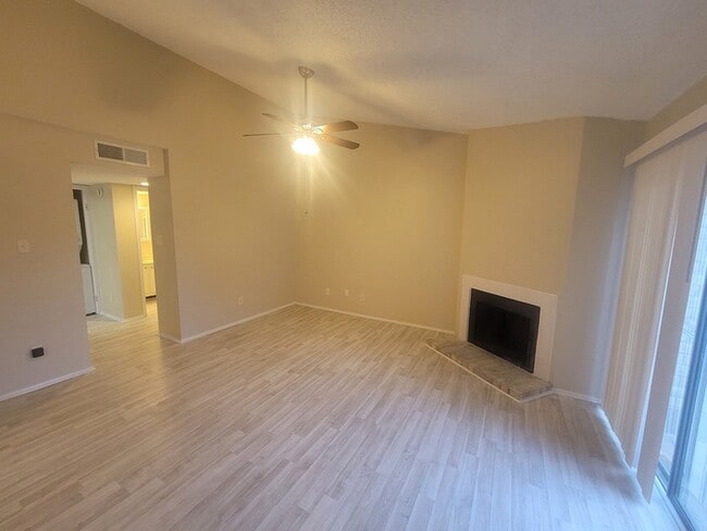 Building Photo - 7076 N Holiday Dr