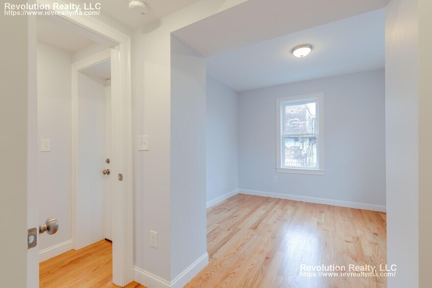 Building Photo - 15 Kenilworth St