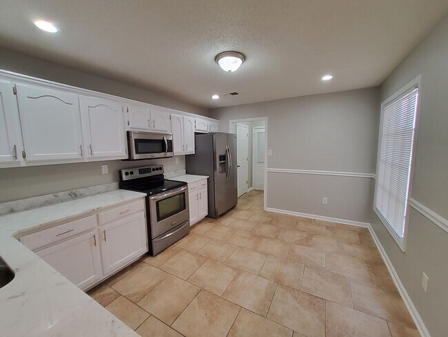 Building Photo - 647 S Sanga Rd