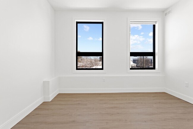 Building Photo - 1137 Washington St