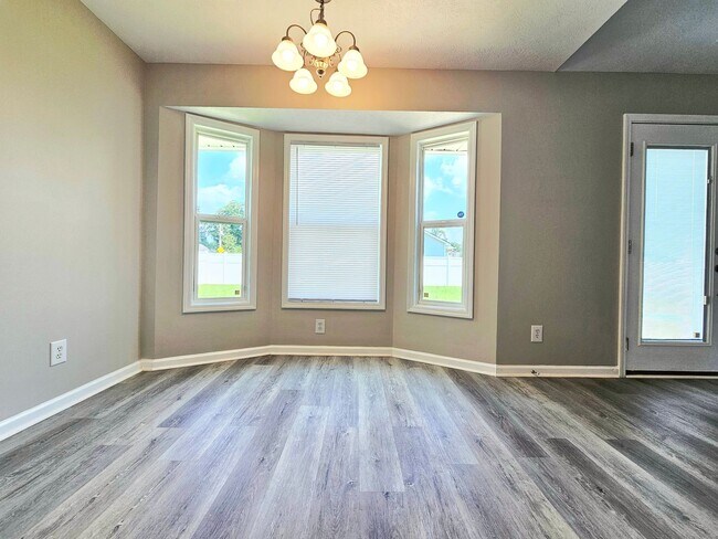 Building Photo - Move In Ready