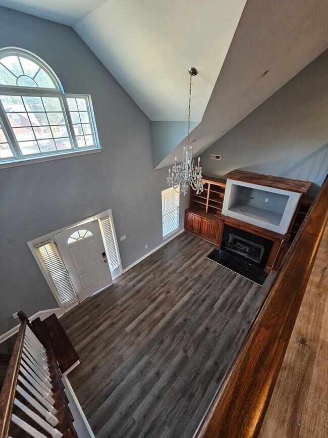 Building Photo - 5 Bedrooms- 3 Bathroom- House in West Rome!