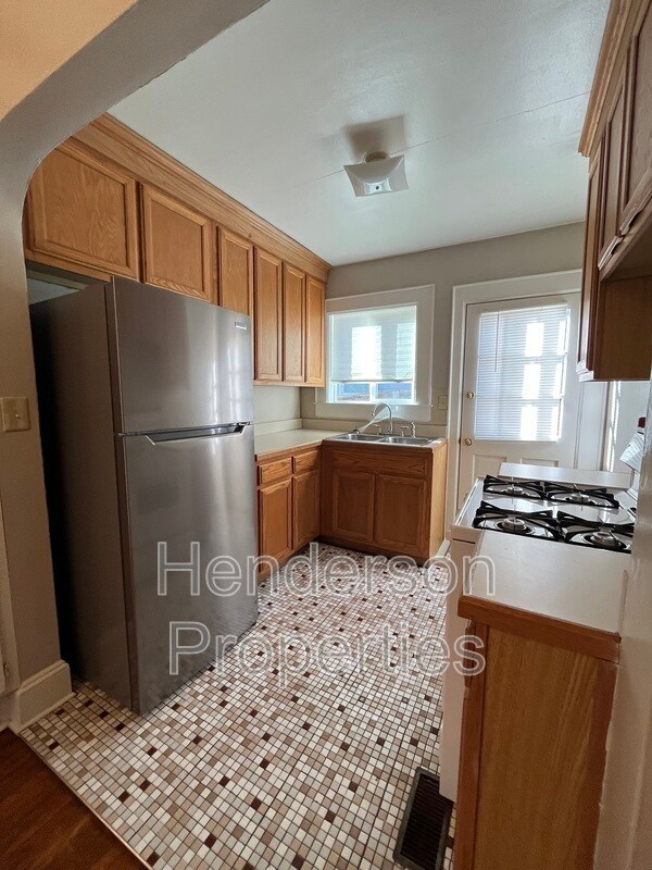 Building Photo - 2109 Kenmore Ave