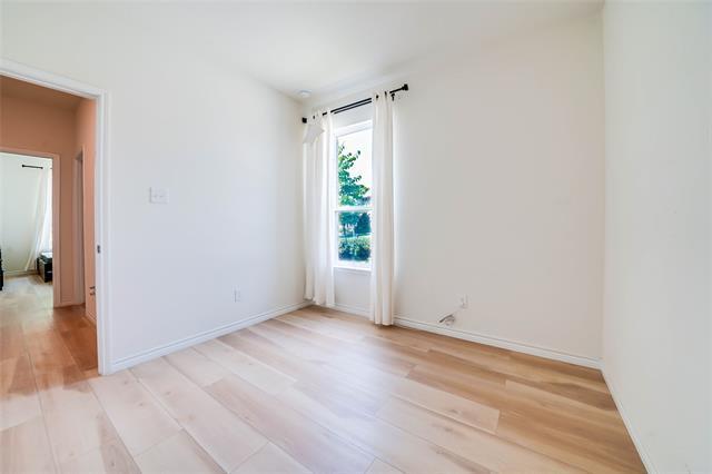 Building Photo - 405 Club House Dr