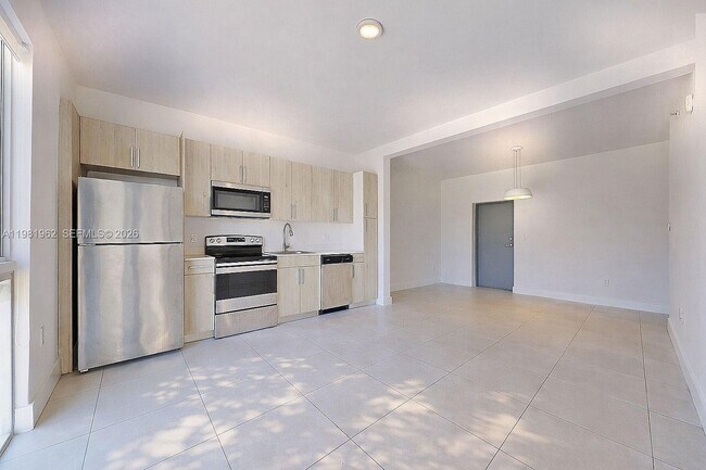 Building Photo - 519 SW 5th Ave