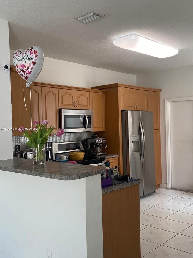 Building Photo - 2074 Madeira Dr
