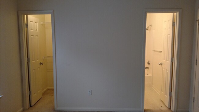 Building Photo - Close to Campus  3 bed 3 bath Condo